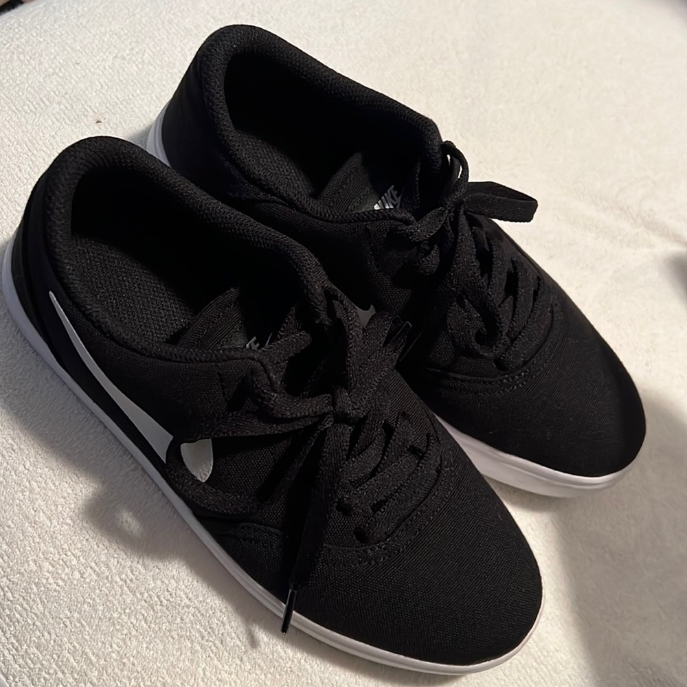 Women’s size grade school 5 women’s 6.5 black Nike SB